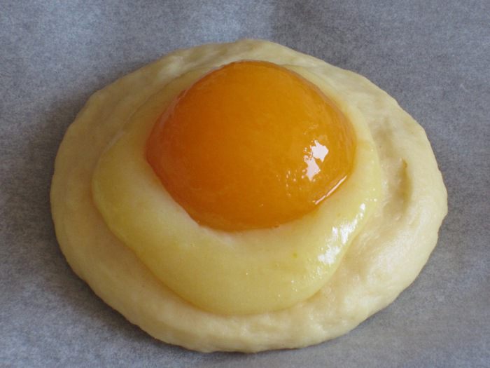 Пасхальные творожные булочки с заварным кремом и абрикосами