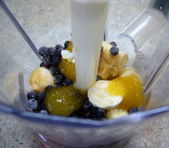 Смузи «Банан и ягоды»