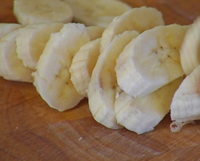 Йогуртовый десерт с бананами и миндалем