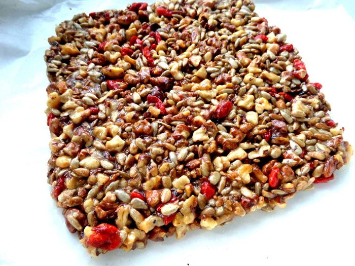 Козинаки из орехов, семечек и ягод годжи