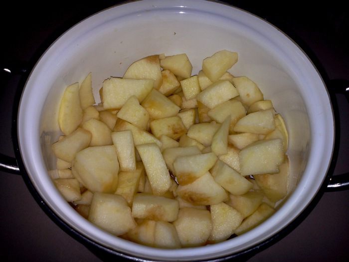 Шоколадный пирог с яблоками