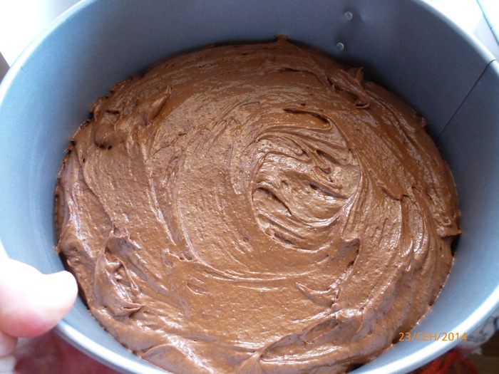 Шоколадный пирог со сливами и штрейзелем