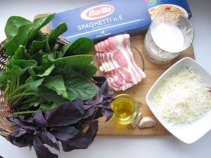  Спагетти с базиликом, шпинатом и беконом