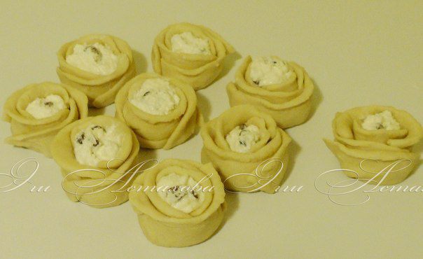 Пирог с творожными розами