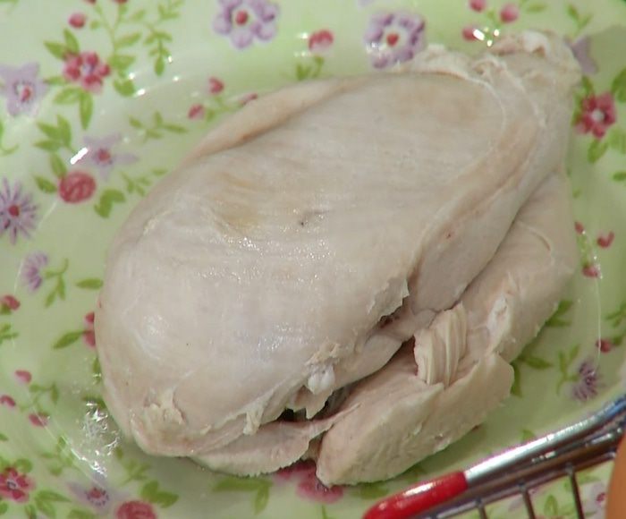 Паста с курицей, оливками и соусом песто 
