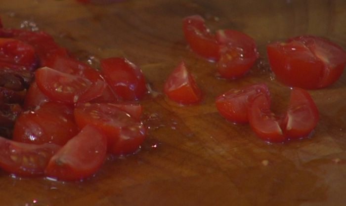 Теплый салат с курицей, макаронами и сладким перцем 