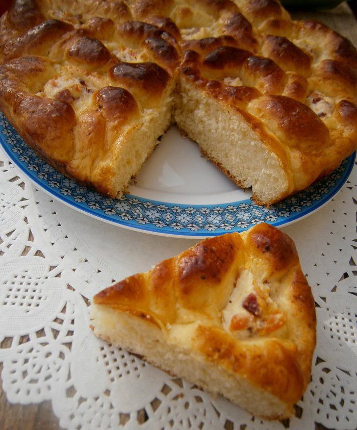 Пирог из картофельного теста с творогом и беконом