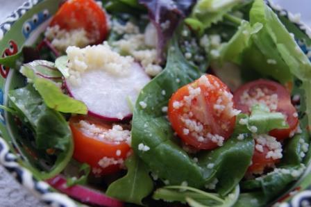 Овощной салат с кус-кусом и моцареллой