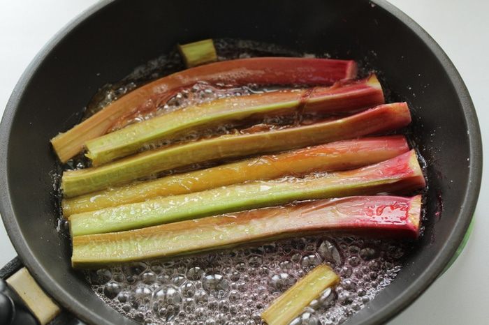 Пирог с ревнем и миндалем