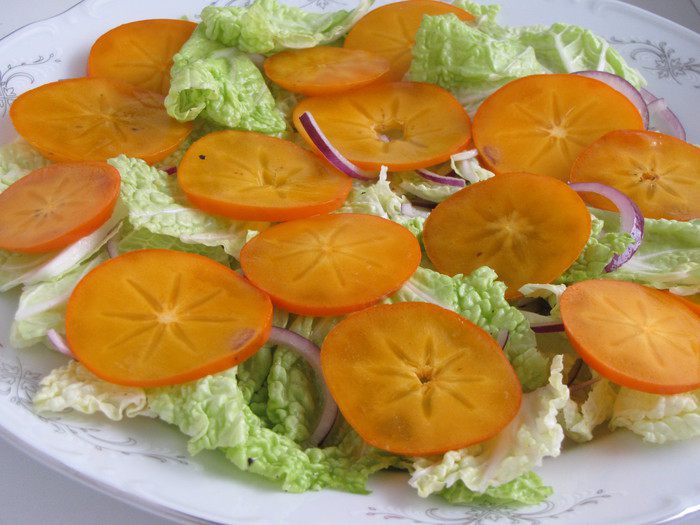 Зимний салат с хурмой и гранатом