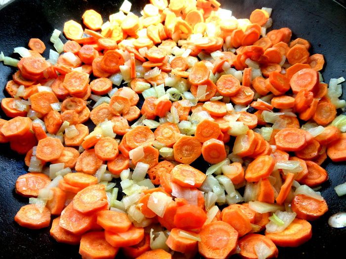 Печень в горшочке в сметанно-томатном соусе с овощами