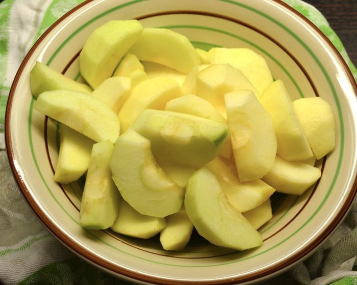 Шоколадный пирог с яблоками