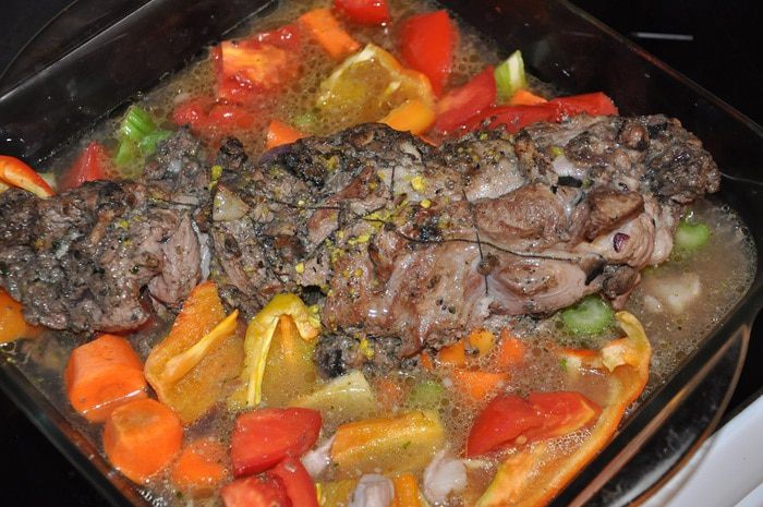 Тосканский пресный хлеб с рулетом из ягнятины 