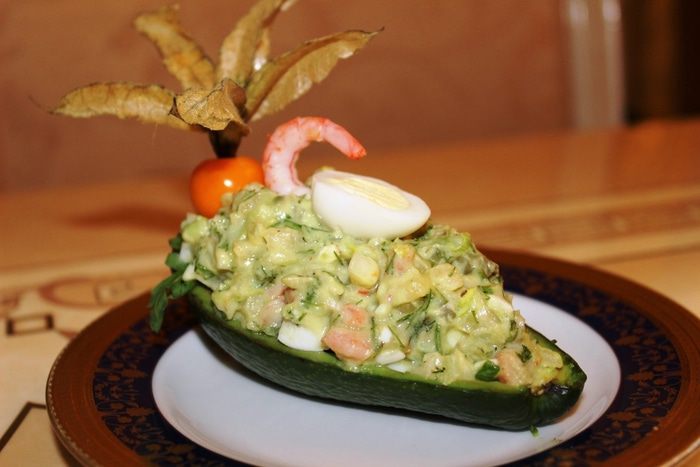 Закуска из авокадо, груши и креветок