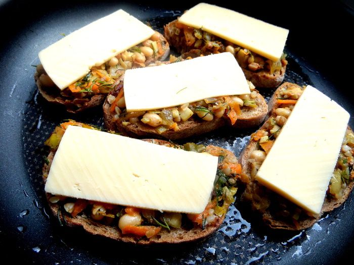 Бутерброды с овощной начинкой под сыром