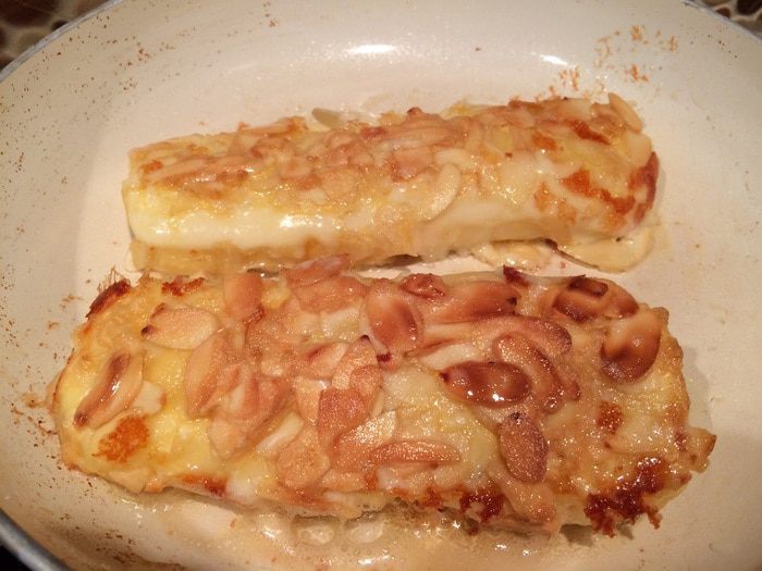 Сыр сулугуни в миндальной корочке с вареньем