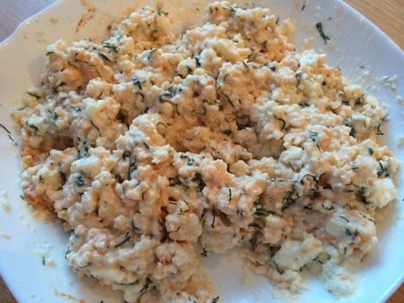 Рулетики из слоеного теста с брынзой и травами