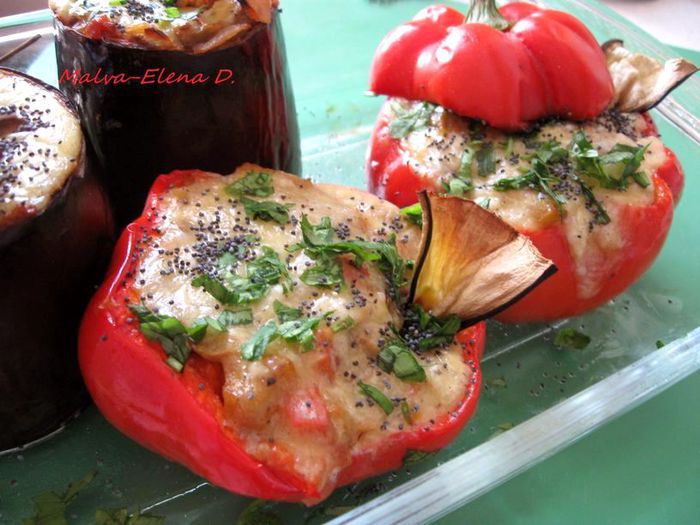 Баклажаны и перцы с кориандром, сыром и овощами