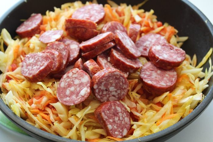 Капуста с чечевицей и колбасками