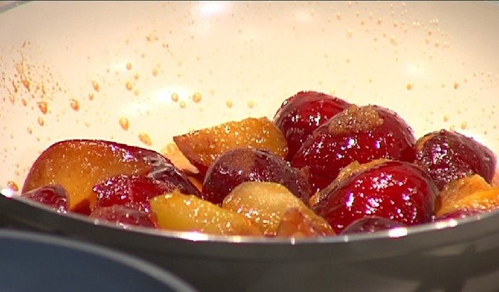 Взбитые сливки с томлеными сливами и карамелизированными орехами 