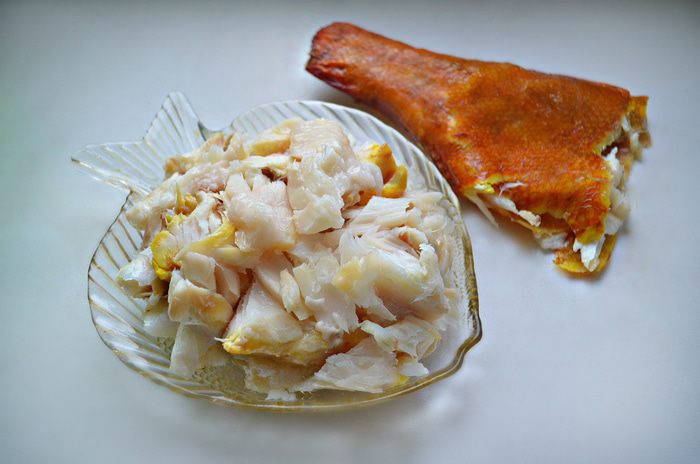 Блинчатый пирог с копчёной рыбой