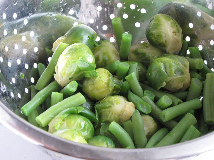 Японская лапша с овощами и омлетом