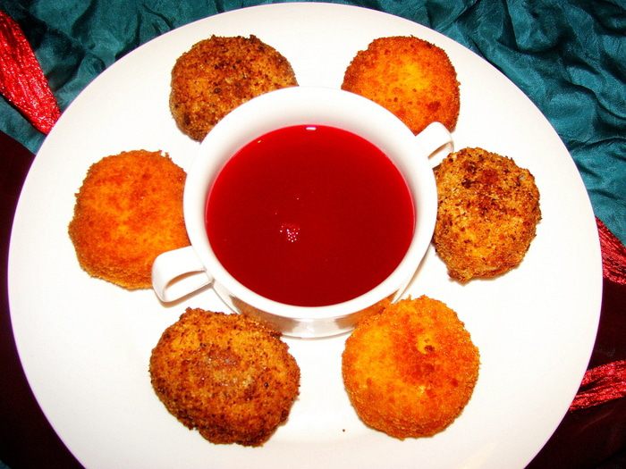 Сырные шарики с начинкой в ореховой панировке под &amp;quot;пьяной&amp;quot; клюквой