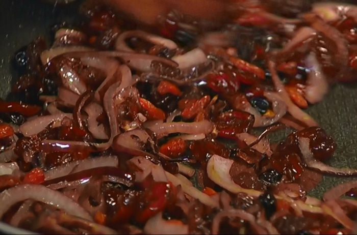 Красный рис с барбарисом и фисташками