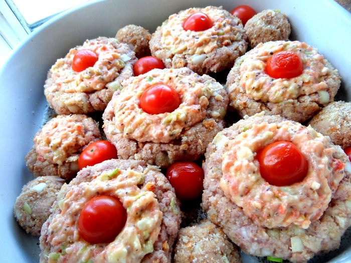 Котлетки на баклажане под сыром, с томатом