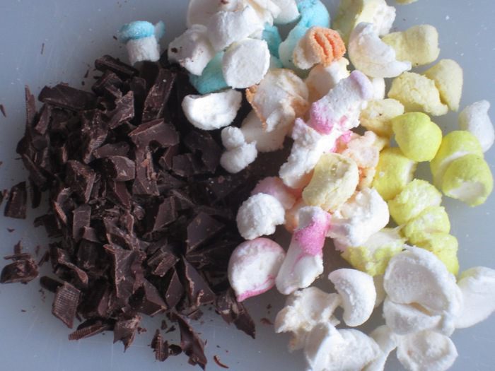 Медовый пирог с виноградом, шоколадом и маршмеллоу