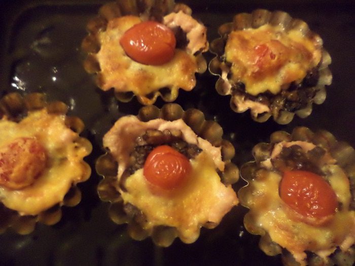 Кексы  из  куриного  филе  с  шампиньонами и сулугуни