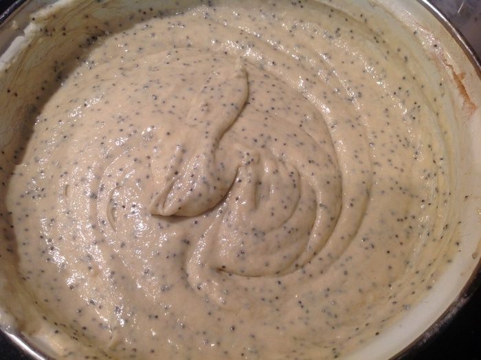 Сливовый пирог с маком и специями