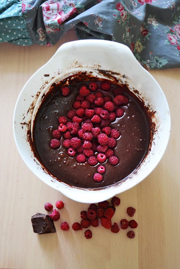 Брауни с малиной на пиве