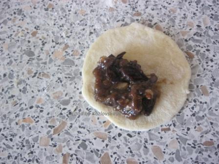 Вареники с черносливом, грецкими орехами и медом