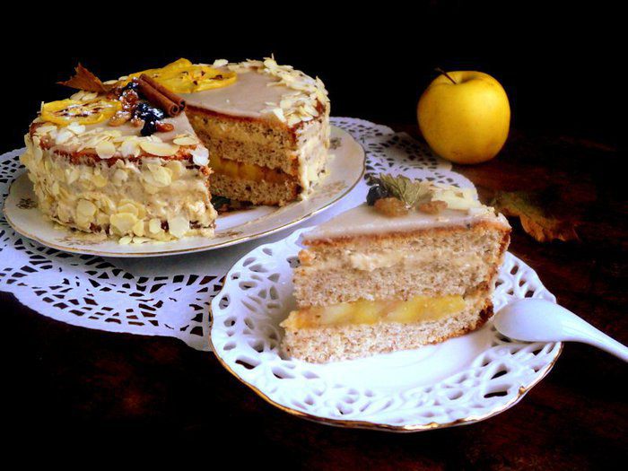 Ореховый торт с карамелизированными яблоками