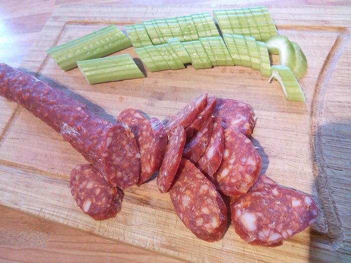 Суп с копчёными колбасками и зелёной капустой 