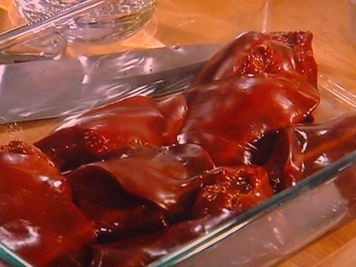 Салат с жареной куриной печенью и карамелизированным яблоком