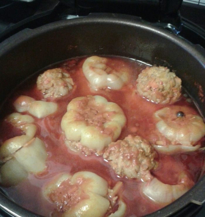 Перец, фаршированный мясом и рисом