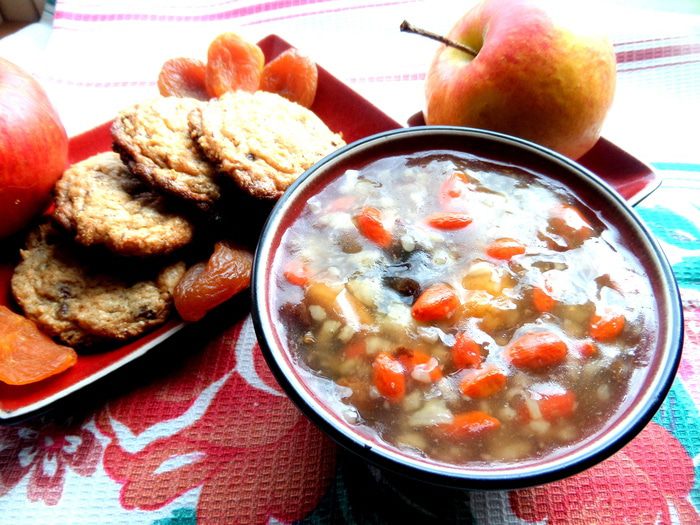 Сладкий суп с рисом, фруктами и ягодами