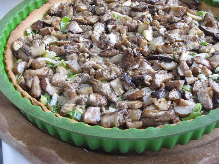 Пирог с луком-пореем и белыми грибами