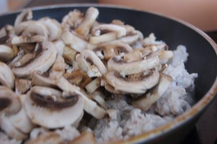 Запеканка с куриным филе, грибами и картофельным пюре