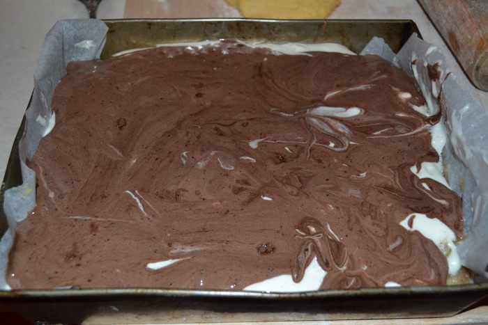 Яблочная шарлотка под двухцветным бисквитом