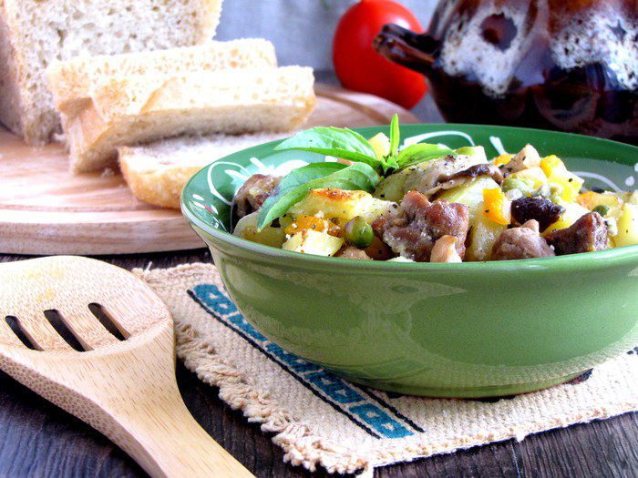 Жаркое в горшочках с белыми грибами и свининой