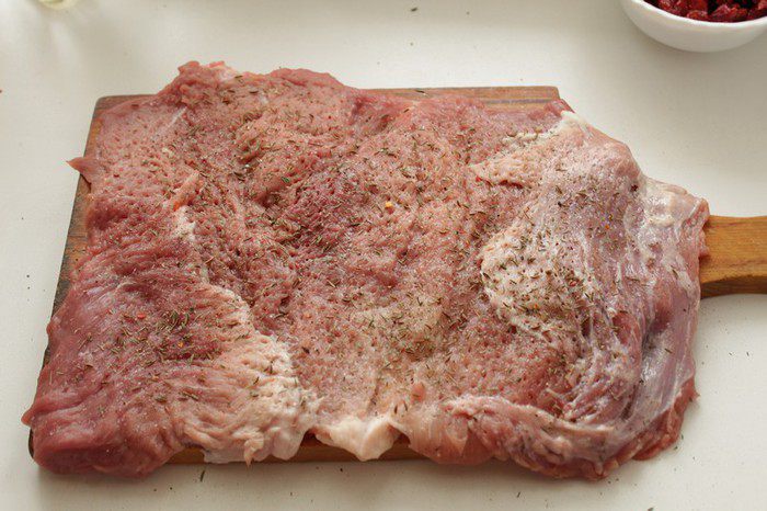 Рулет из свинины с вяленой клюквой