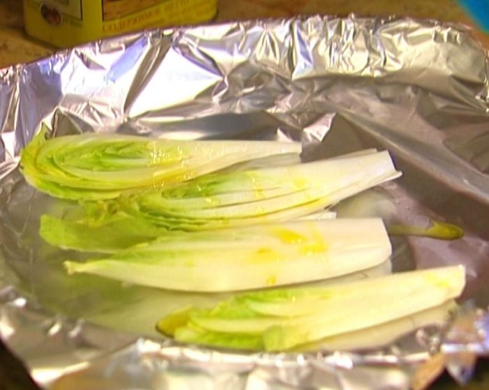 Салат из красной фасоли с тунцом и цикорием