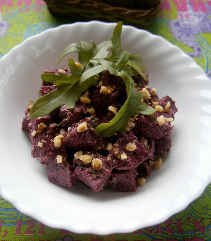 Салат из запеченной свеклы с песто из руколы и грецких орехов