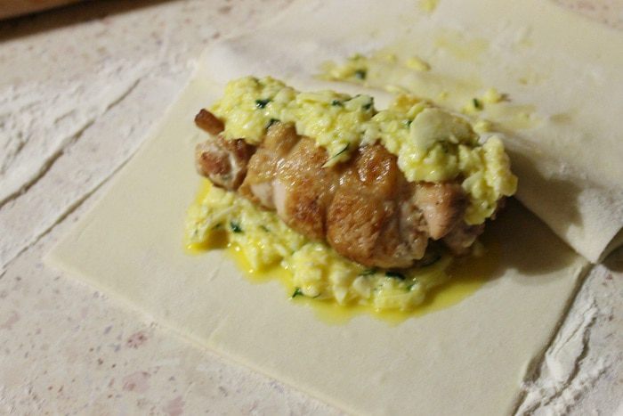 Куриный рулет в слоеном тесте