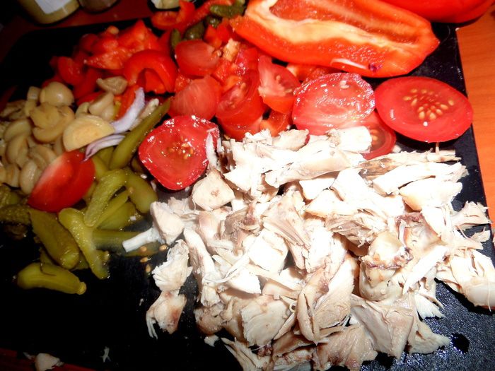 Пицца с курицей и ананасом