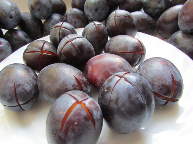 Сливы, маринованные с чесноком