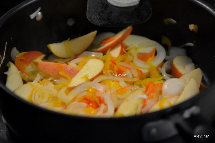 Куриные бедрышки с яблоками и перловкой